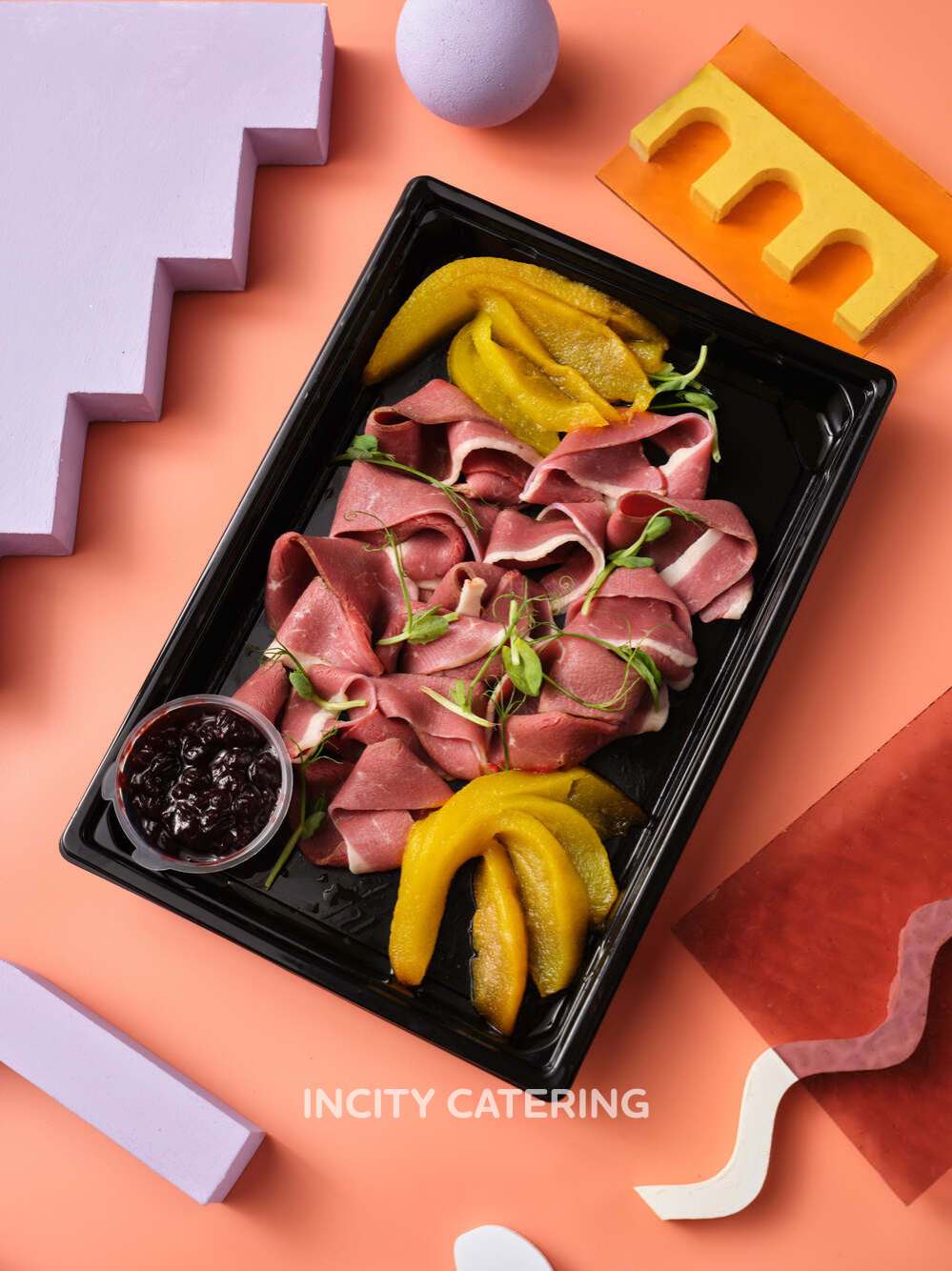 Сырокопченая утиная грудка с маринованной грушей и брусничным соусом