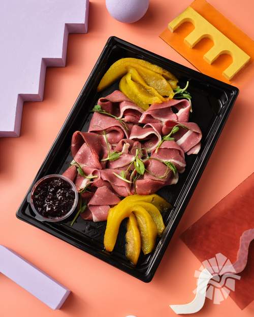 Сырокопченая утиная грудка с маринованной грушей и брусничным соусом